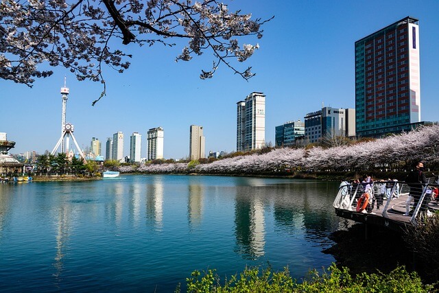 Seokchon Lake